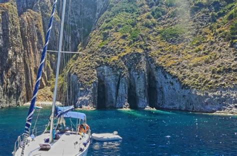 Isola di Palmarola, un’oasi naturale selvaggia.